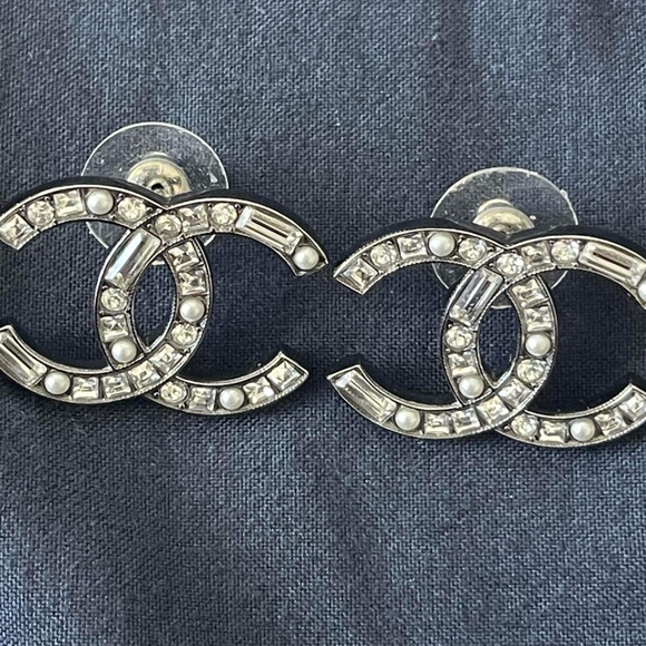 Please like to be notified of my live Posh Shows! - Picture 2 of 6